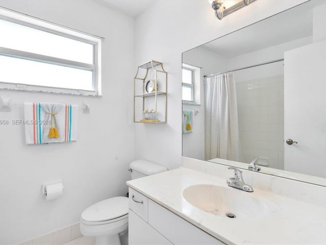 3-bedroom home for sale in Pembroke Pines - 15462 NW 14th Ct - MondialRealty