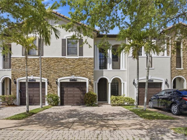 3-bedroom home for sale in Doral - 10319 NW 30th Ter - MondialRealty