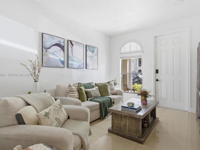 3-bedroom home for sale in Doral - 10319 NW 30th Ter - MondialRealty