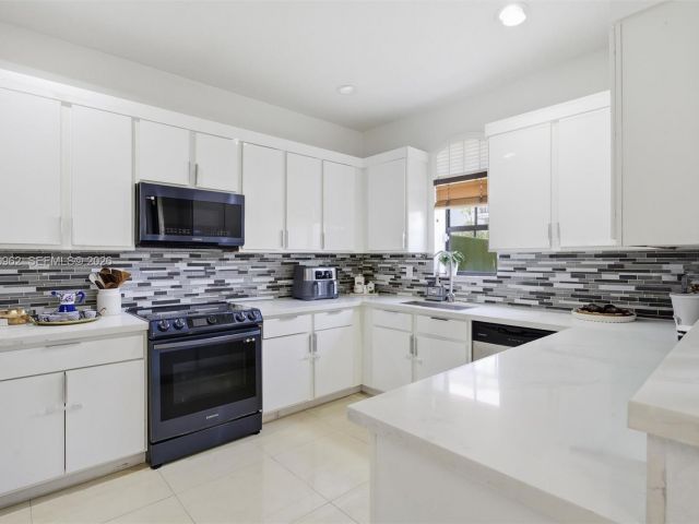 3-bedroom home for sale in Doral - 10319 NW 30th Ter - MondialRealty