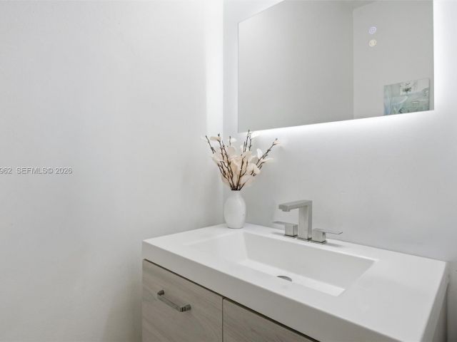 3-bedroom home for sale in Doral - 10319 NW 30th Ter - MondialRealty