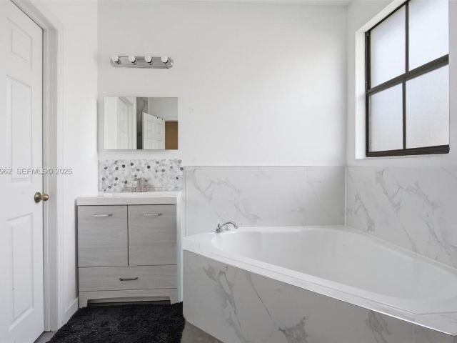 3-bedroom home for sale in Doral - 10319 NW 30th Ter - MondialRealty