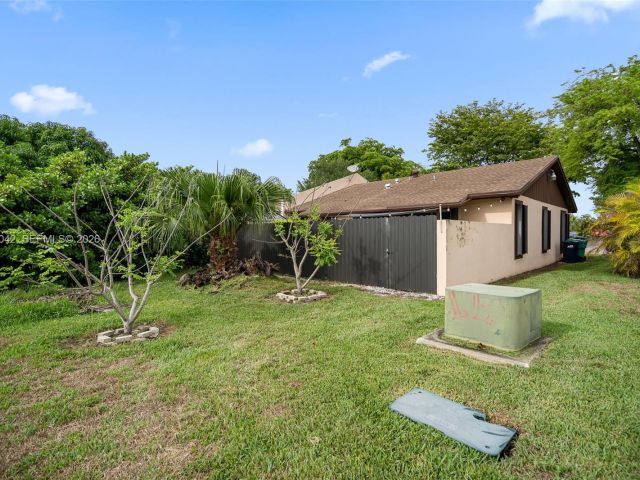 Home for sale at 11914 SW 125th Pl - photo 7529730