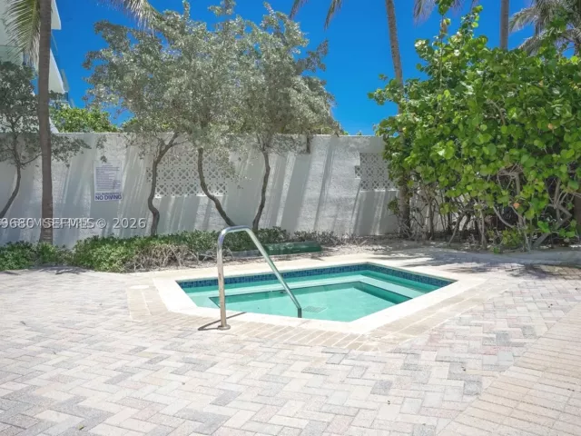 2-bedroom condo for sale in Miami Beach - 6515 Collins Ave 1709 - MondialRealty