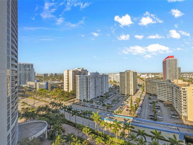 Apartment for rent  Unit #1707 - photo 7530770