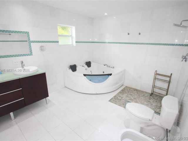 Home for rent at 3406 NE 168th St 3406 - photo 7531194