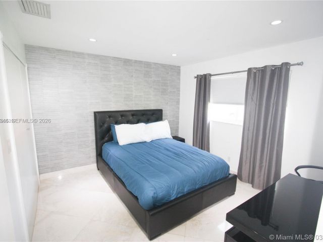 Home for rent at 3406 NE 168th St 3406 - photo 7531197