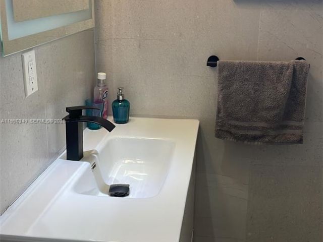 Home for rent at 3406 NE 168th St 3406 - photo 7531203