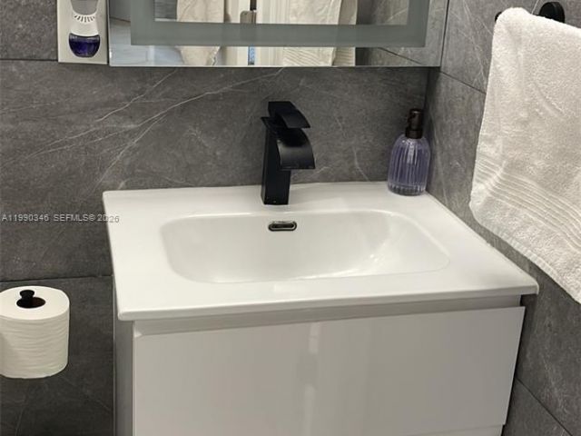 Home for rent at 3406 NE 168th St 3406 - photo 7531204