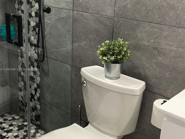 Home for rent at 3406 NE 168th St 3406 - photo 7531206