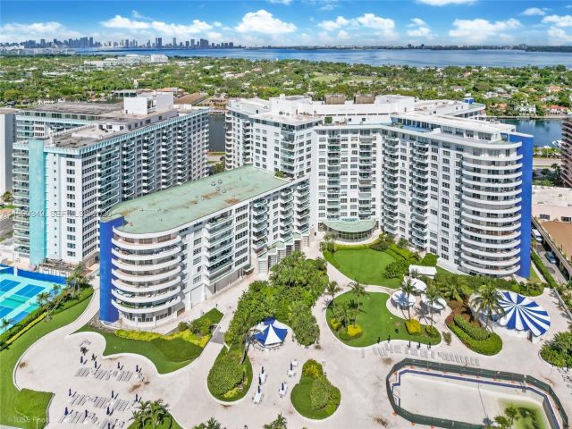 2-bedroom condo for sale in Miami Beach - 5161 Collins Ave 1508 - MondialRealty