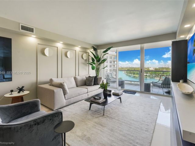 2-bedroom condo for sale in Miami Beach - 5161 Collins Ave 1508 - MondialRealty