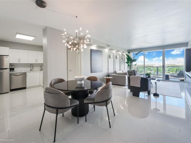 2-bedroom condo for sale in Miami Beach - 5161 Collins Ave 1508 - MondialRealty