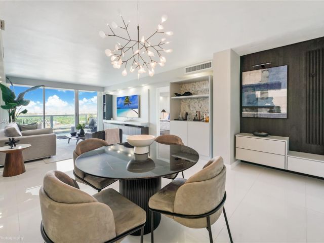 2-bedroom condo for sale in Miami Beach - 5161 Collins Ave 1508 - MondialRealty