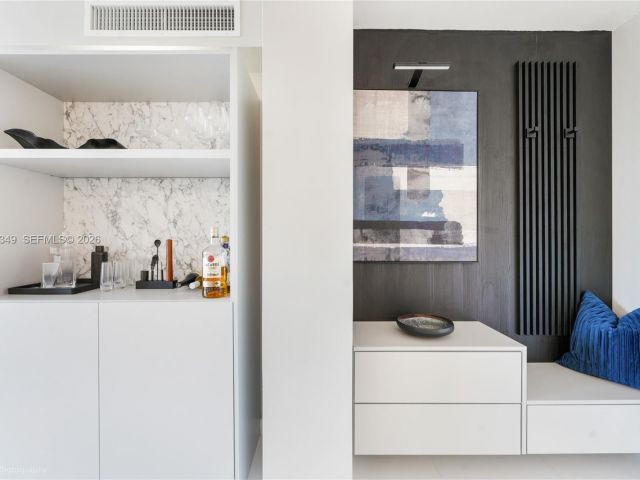 2-bedroom condo for sale in Miami Beach - 5161 Collins Ave 1508 - MondialRealty