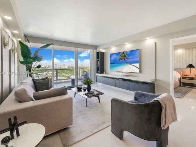 2-bedroom condo for sale in Miami Beach - 5161 Collins Ave 1508 - MondialRealty