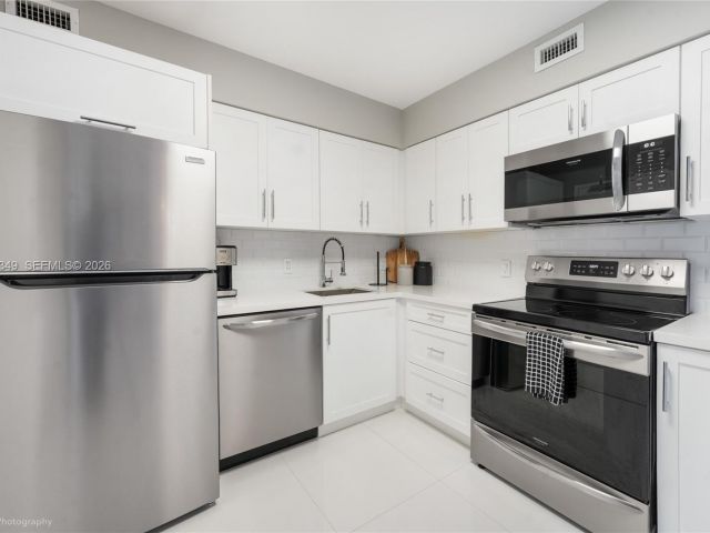 2-bedroom condo for sale in Miami Beach - 5161 Collins Ave 1508 - MondialRealty