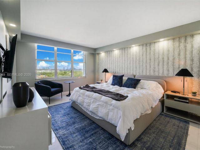 2-bedroom condo for sale in Miami Beach - 5161 Collins Ave 1508 - MondialRealty