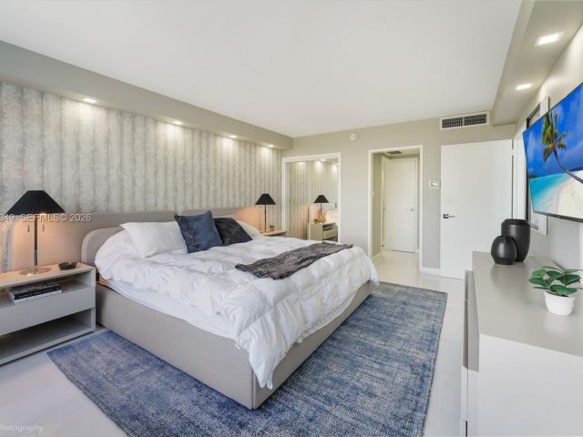 2-bedroom condo for sale in Miami Beach - 5161 Collins Ave 1508 - MondialRealty