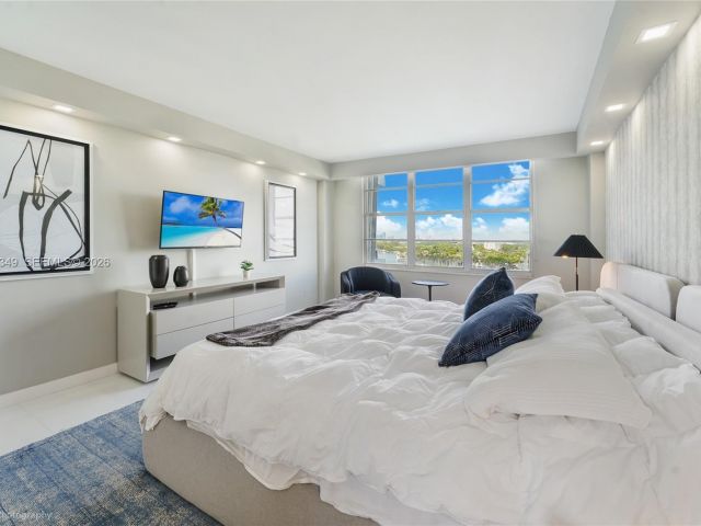 2-bedroom condo for sale in Miami Beach - 5161 Collins Ave 1508 - MondialRealty