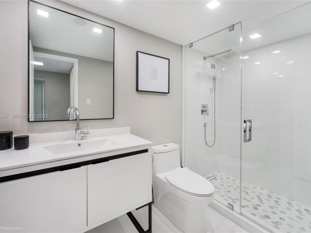 2-bedroom condo for sale in Miami Beach - 5161 Collins Ave 1508 - MondialRealty