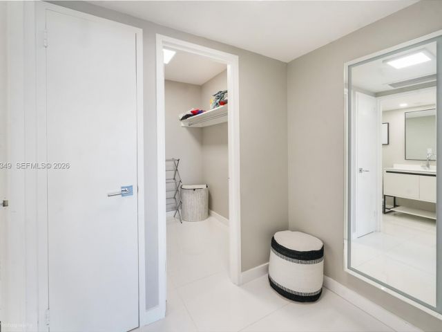2-bedroom condo for sale in Miami Beach - 5161 Collins Ave 1508 - MondialRealty