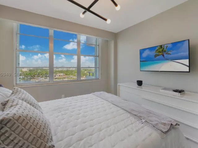 2-bedroom condo for sale in Miami Beach - 5161 Collins Ave 1508 - MondialRealty