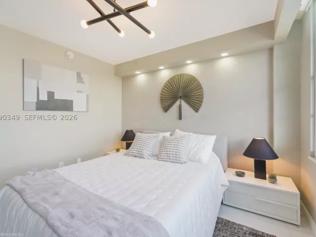 2-bedroom condo for sale in Miami Beach - 5161 Collins Ave 1508 - MondialRealty