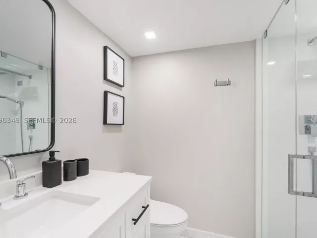 2-bedroom condo for sale in Miami Beach - 5161 Collins Ave 1508 - MondialRealty