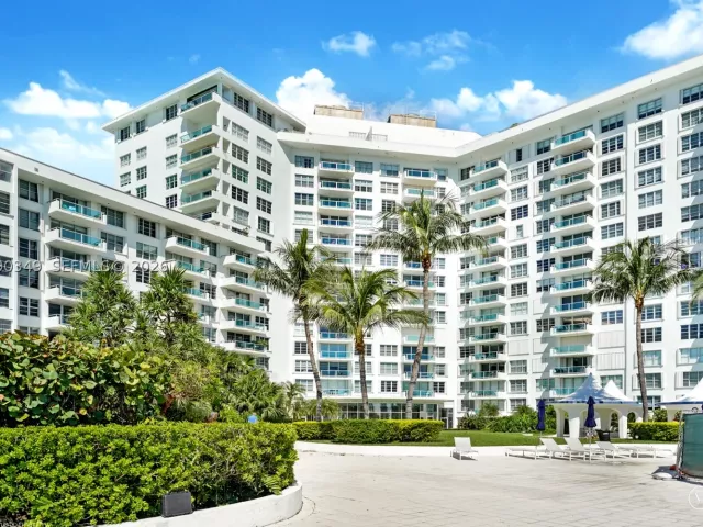 2-bedroom condo for sale in Miami Beach - 5161 Collins Ave 1508 - MondialRealty