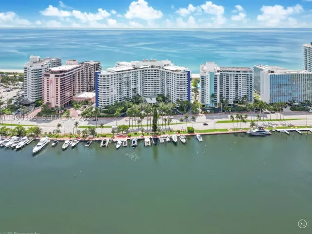 2-bedroom condo for sale in Miami Beach - 5161 Collins Ave 1508 - MondialRealty