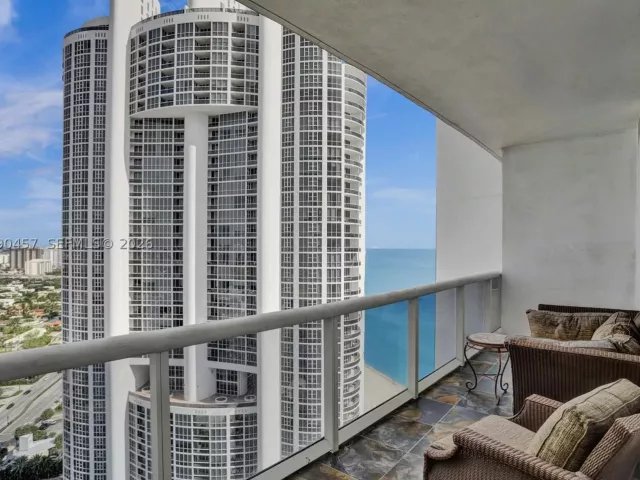 3-bedroom condo for sale in Sunny Isles Beach - 18101 Collins 4106 +Cabana - MondialRealty