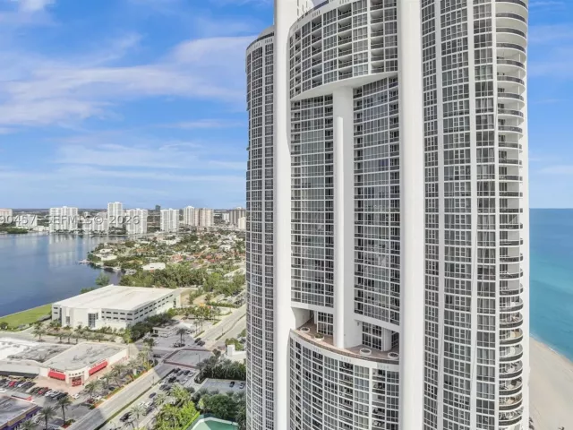 3-bedroom condo for sale in Sunny Isles Beach - 18101 Collins 4106 +Cabana - MondialRealty