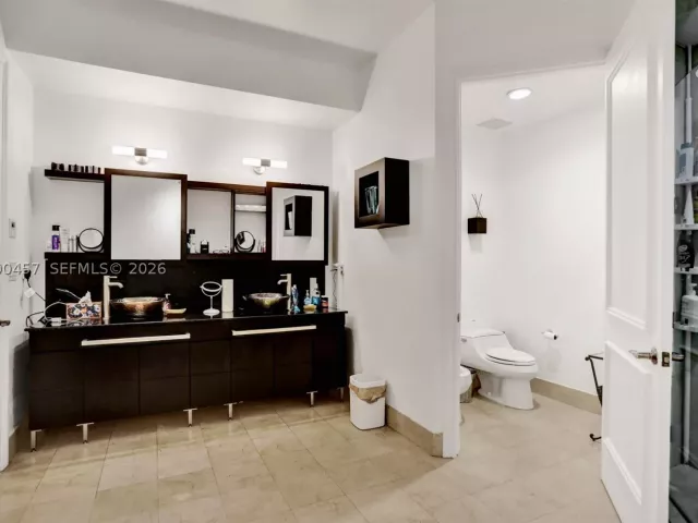 3-bedroom condo for sale in Sunny Isles Beach - 18101 Collins 4106 +Cabana - MondialRealty