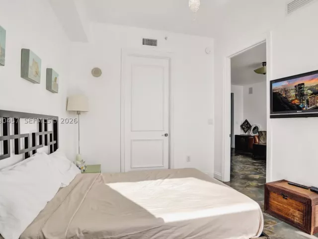 3-bedroom condo for sale in Sunny Isles Beach - 18101 Collins 4106 +Cabana - MondialRealty