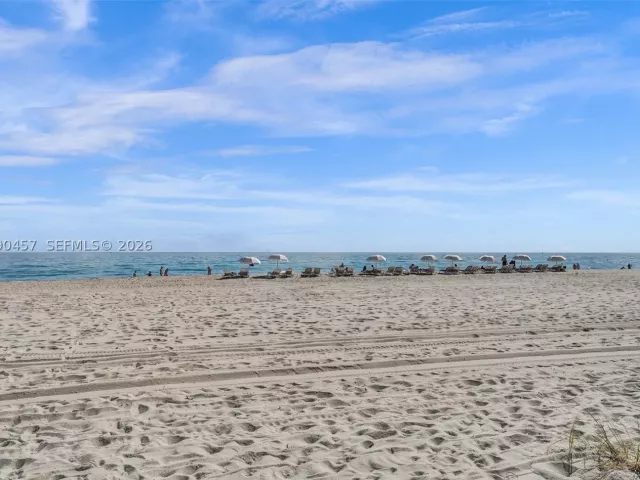 3-bedroom condo for sale in Sunny Isles Beach - 18101 Collins 4106 +Cabana - MondialRealty