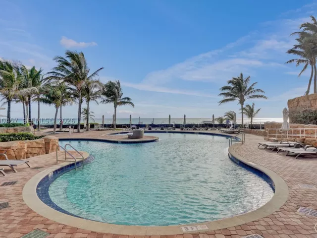 3-bedroom condo for sale in Sunny Isles Beach - 18101 Collins 4106 +Cabana - MondialRealty