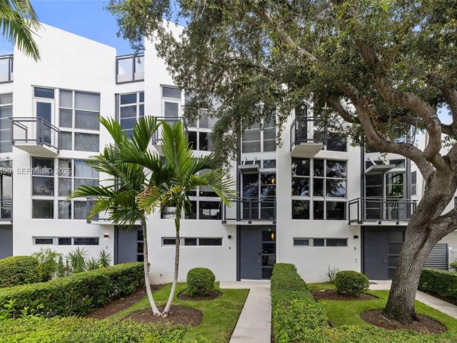 Home for sale at 721 SE 12th Ct 4 - photo 7532818