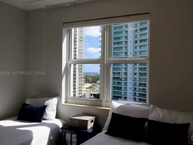 3-bedroom condo for sale in Aventura - 20000 E Country Club Dr 1016 - MondialRealty