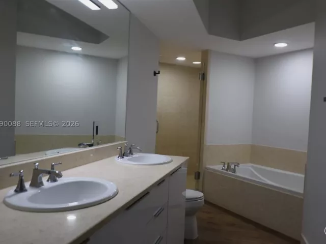 3-bedroom condo for sale in Aventura - 20000 E Country Club Dr 1016 - MondialRealty
