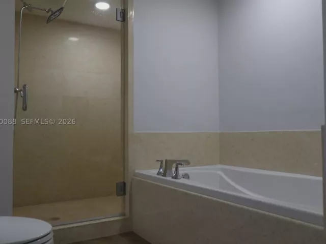 3-bedroom condo for sale in Aventura - 20000 E Country Club Dr 1016 - MondialRealty