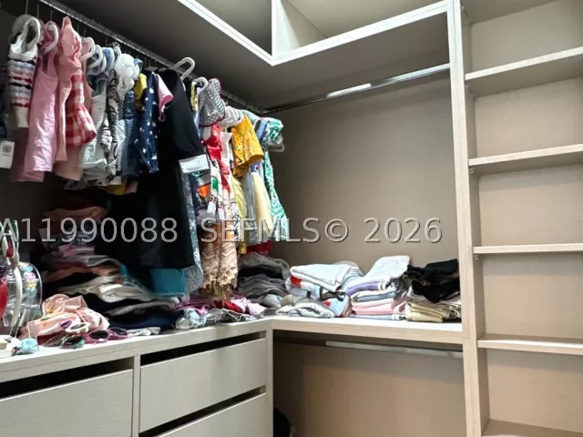 3-bedroom condo for sale in Aventura - 20000 E Country Club Dr 1016 - MondialRealty