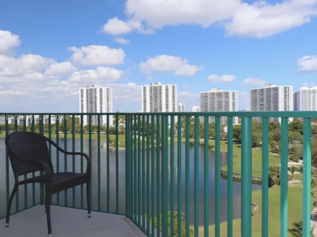 3-bedroom condo for sale in Aventura - 20000 E Country Club Dr 1016 - MondialRealty