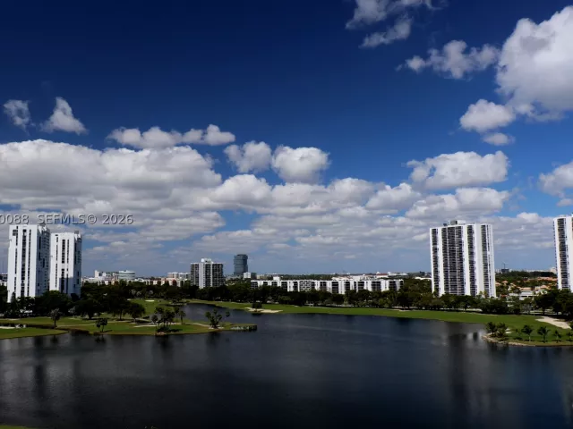3-bedroom condo for sale in Aventura - 20000 E Country Club Dr 1016 - MondialRealty