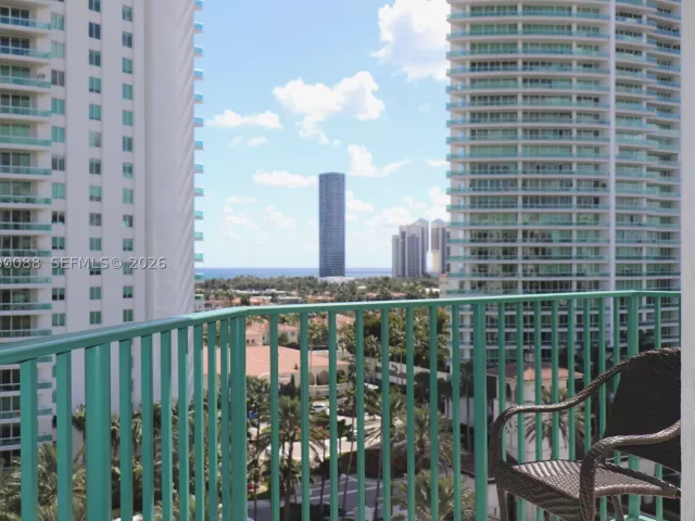 3-bedroom condo for sale in Aventura - 20000 E Country Club Dr 1016 - MondialRealty