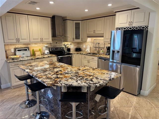 3-bedroom home for sale in Pompano Beach - 2355 SE 7th St - MondialRealty