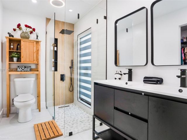 Home for sale at 1000 SW 32nd St - photo 7533165