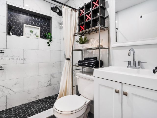 Home for sale at 1000 SW 32nd St - photo 7533171