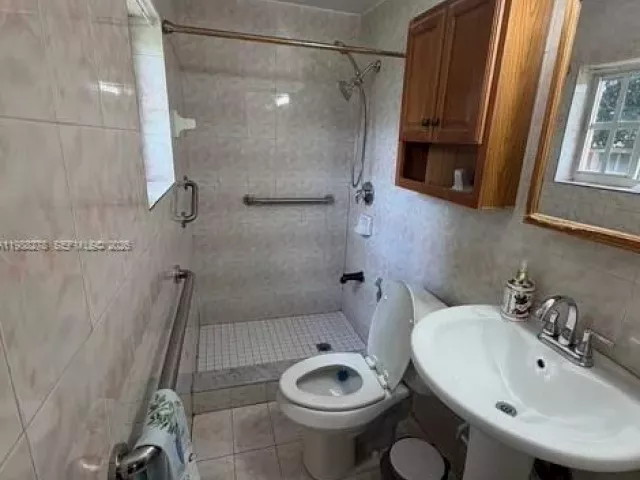 4-bedroom home for sale in Miami Gardens - 4946 NW 186th St - MondialRealty