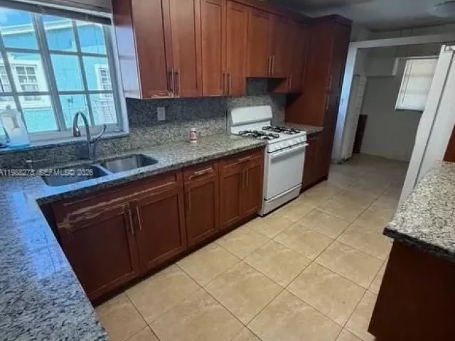 4-bedroom home for sale in Miami Gardens - 4946 NW 186th St - MondialRealty